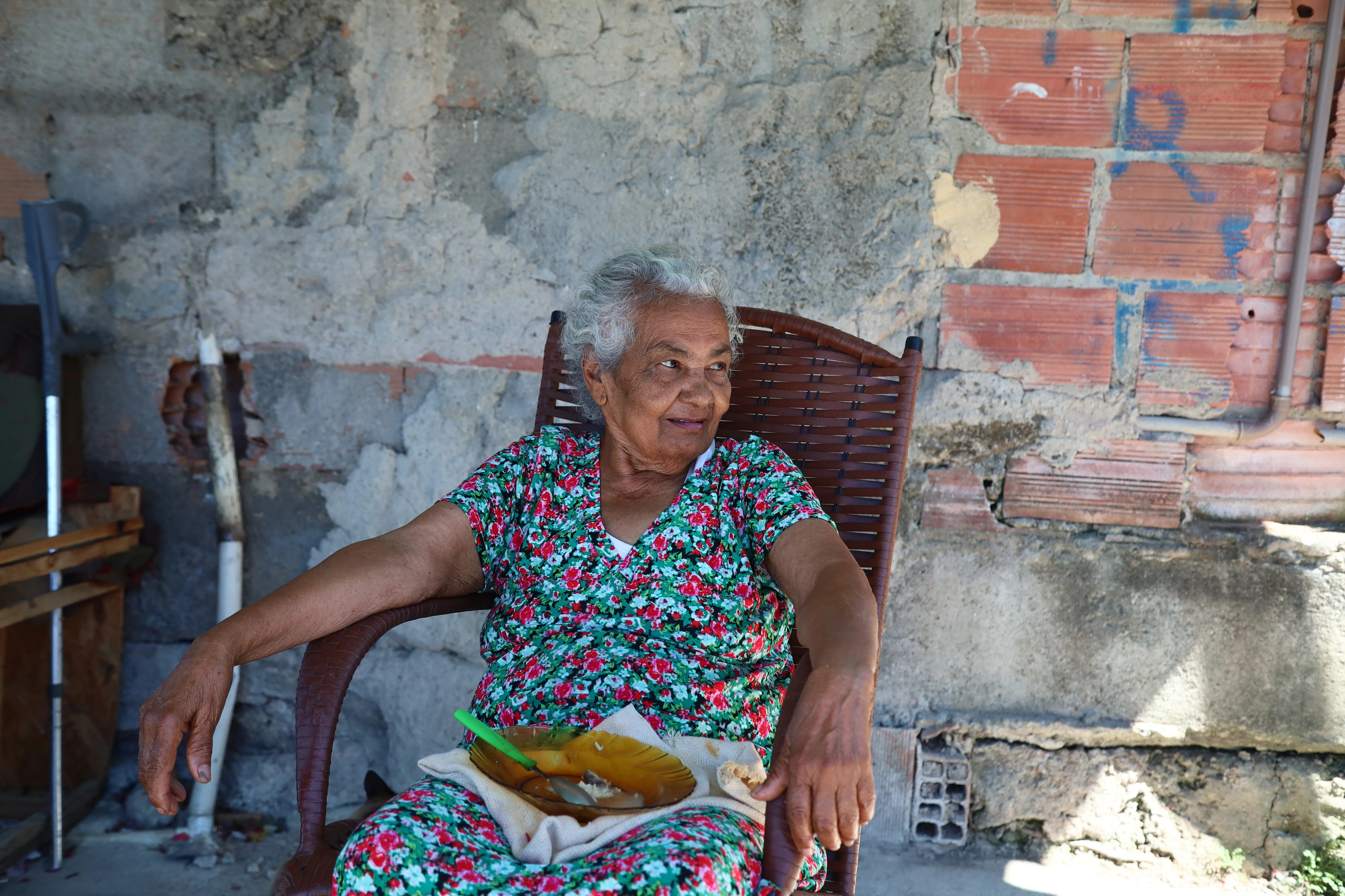 A idosa Gilcineia Fonseca dos Santos, de 87 anos, passou a almoçar no meio da rua