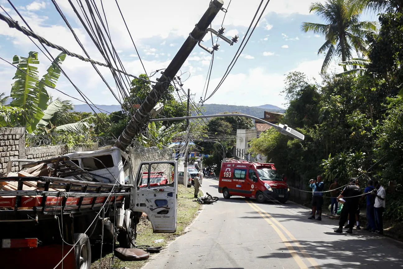 Itaperuna – Quarta-feira – 22:20 – Moradores reclamam de caminhão  estacionado atrapalhando o trânsito. Click na foto e veja a reportagem  completa: – Blog do Adilson Ribeiro