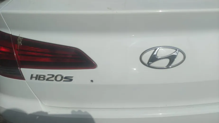 Hyundai HB20 branco foi atingido na traseira