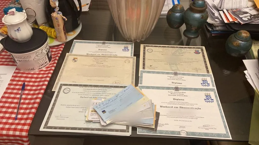 Diplomas falsos foram apreendidos durante a operação