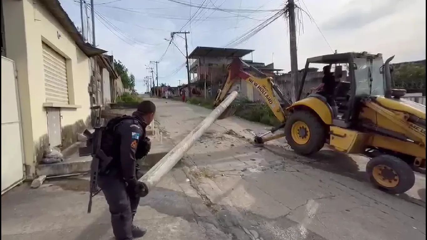 Policiais militares removeram poste no meio da rua