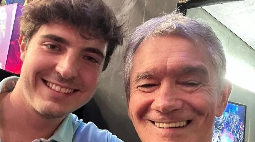 Filho de Gugu visita Serginho Groismann nos estúdios Globo e revela desejo de seguir passos do pai
