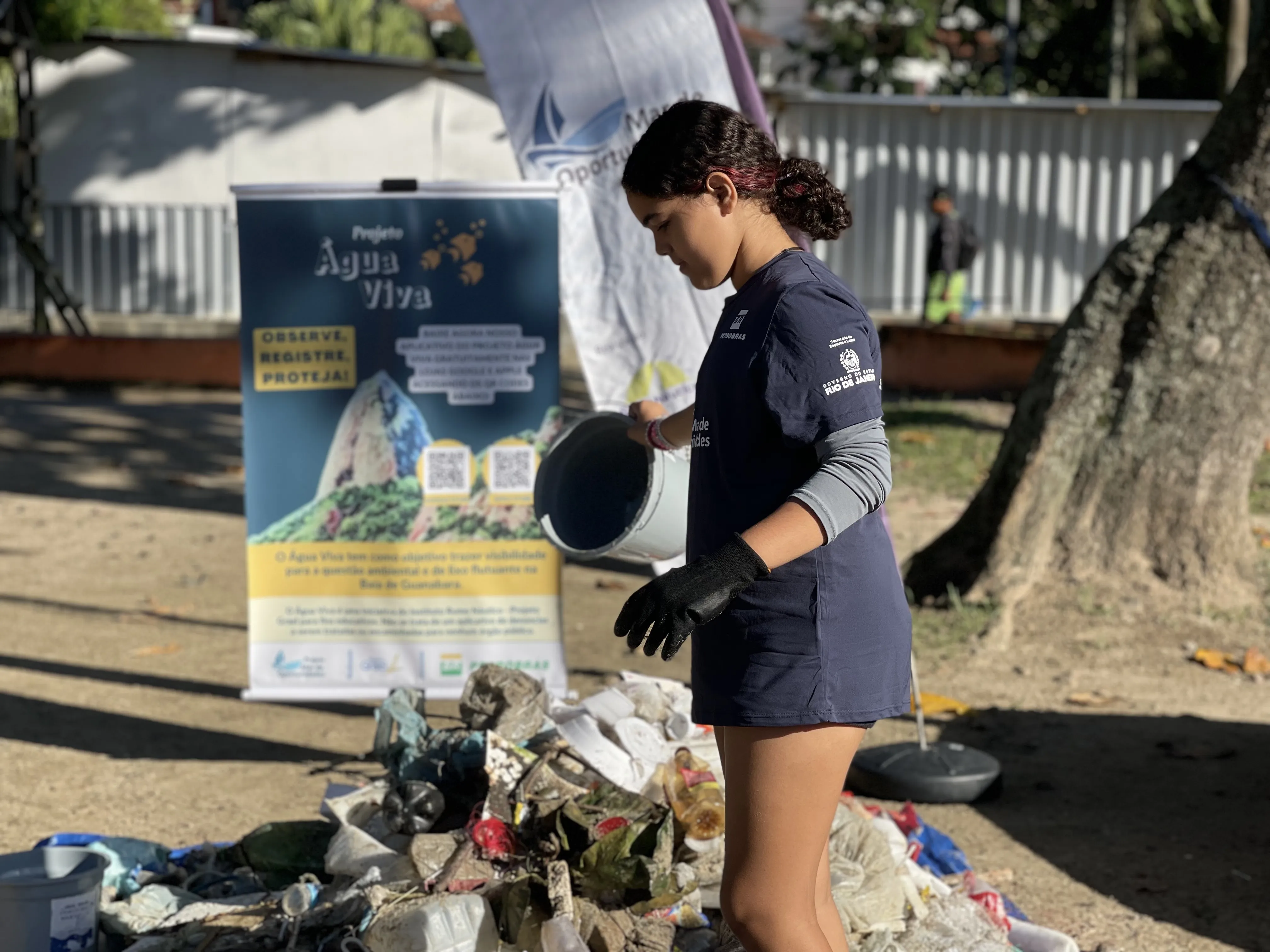 Mutirão de limpeza de praia coletou cerca de 81 kg de resíduos na Praia do Cais, em Jurujuba