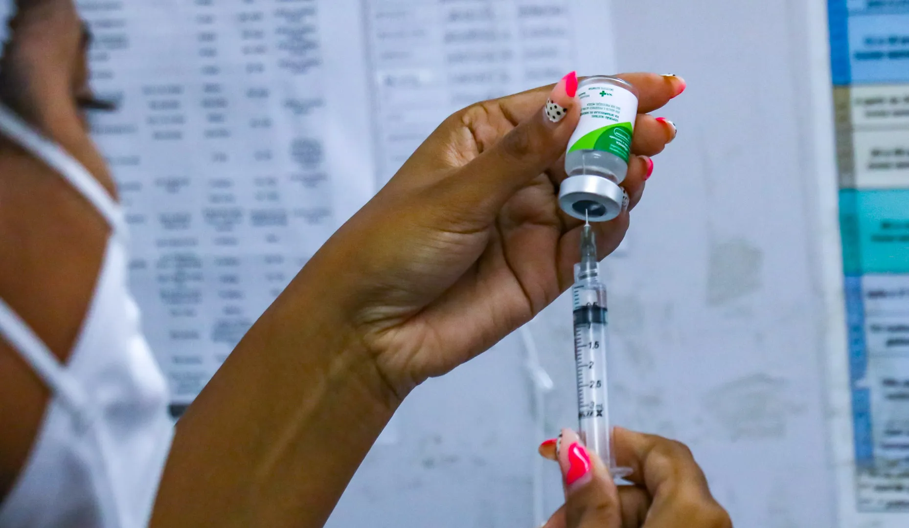 Após confirmação de caso da nova variante, cidades alertam para importância de tomar a vacina