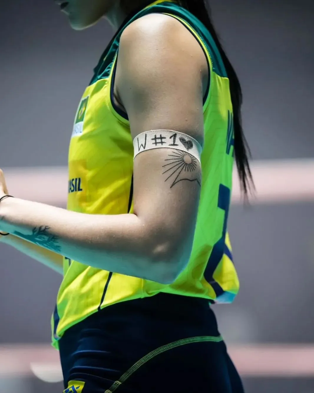 Atletas jogaram com uma faixa no braço em homenagem a Walewska