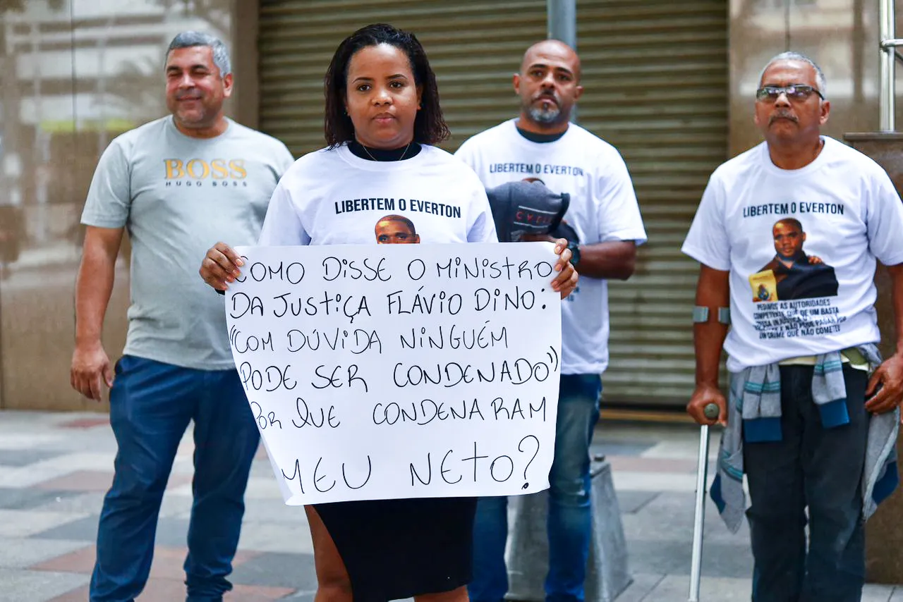 Família fez um ato na porta do Tribunal de Justiça, no centro do Rio, nesta quarta