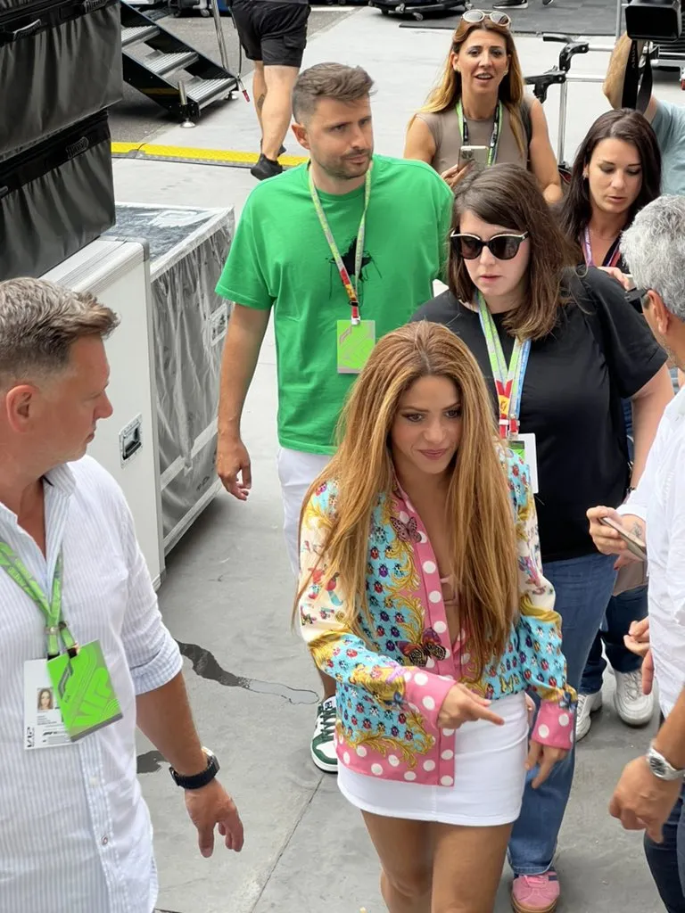 Shakira foi flagrada por fãs no paddock do piloto de Fórmula 1, Lewis Hamilton