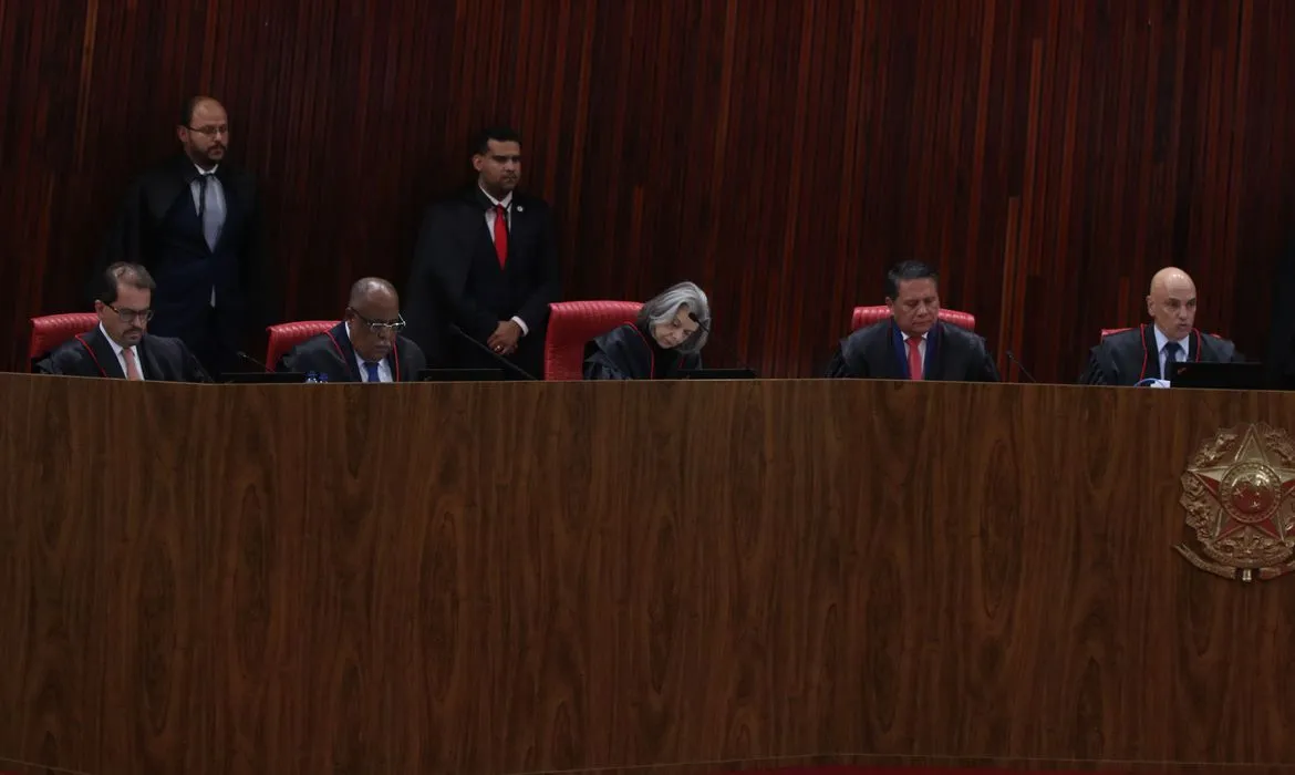 Ministros durante julgamento do ex-presidente no TSE