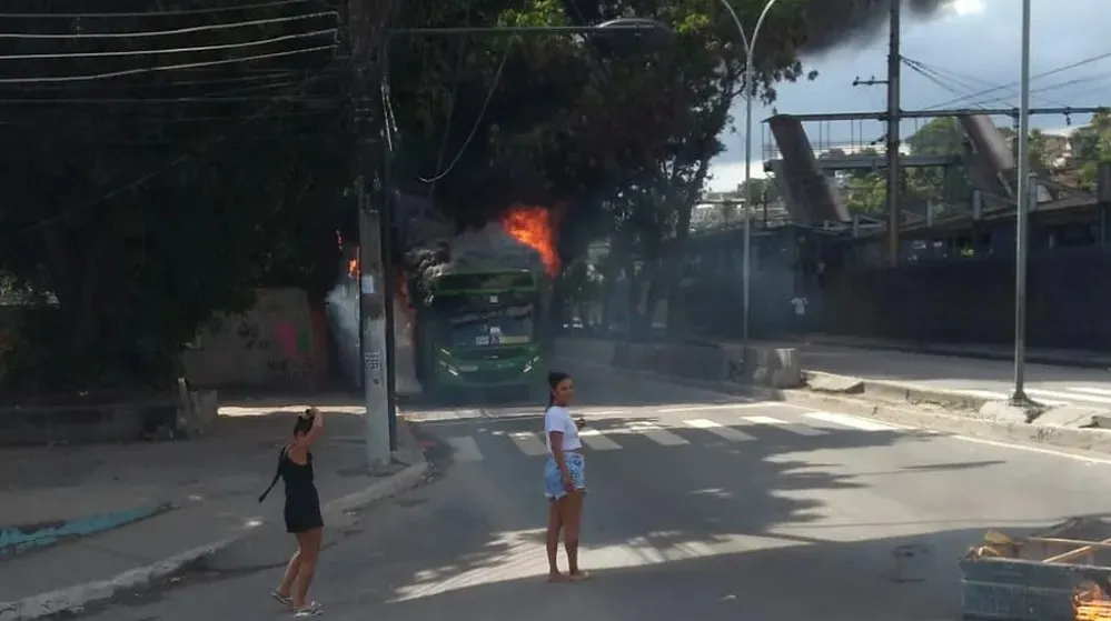 Ônibus foram queimados durante confronto entre militares e criminosos