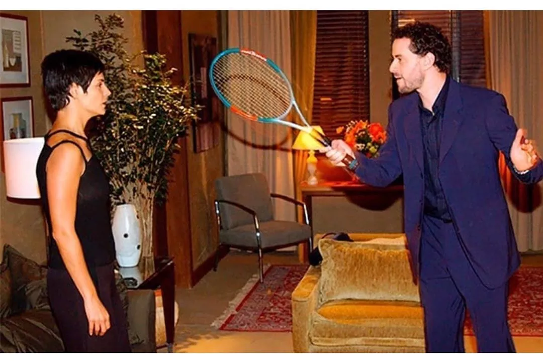 Novela exibiu cena onde Marcus batia em Raquel com um raquete