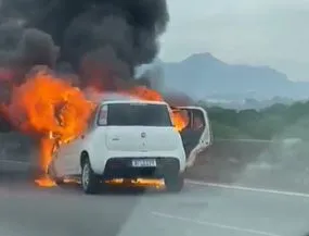 Veículo Fiat Uno tomado pelas chamas