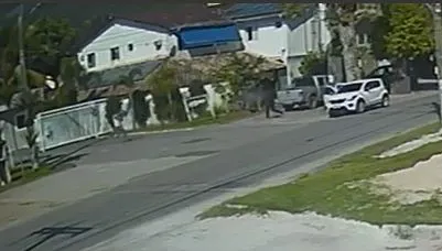 Dois criminosos saem do carro atirando contra o inspetor