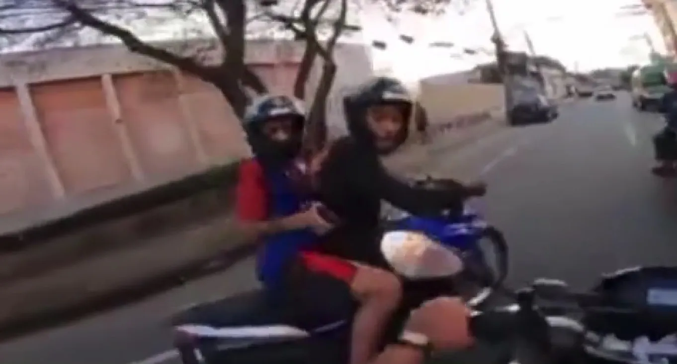 Dupla aborda motociclista no Rio