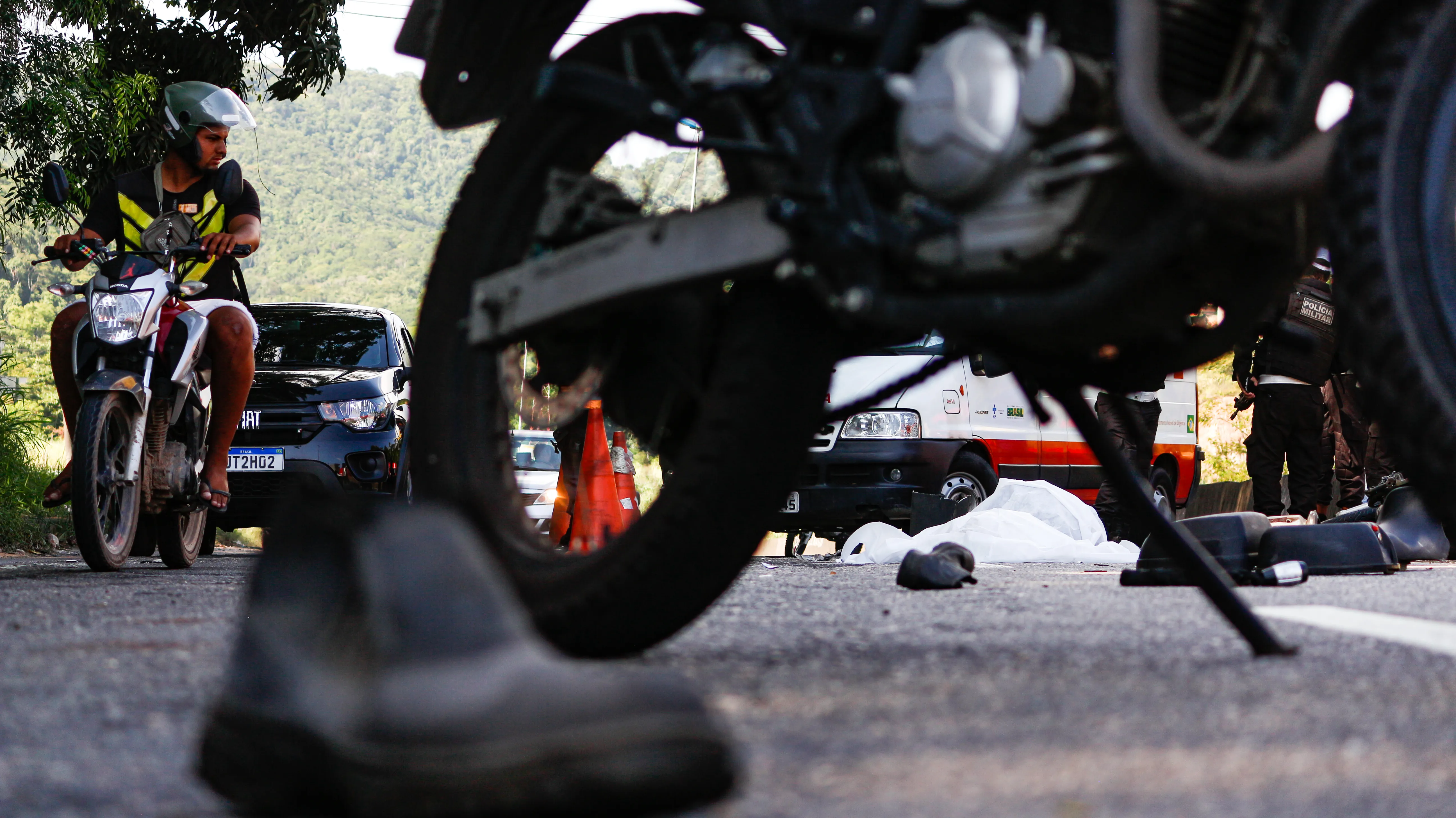 Motociclista morreu atropelado por caminhão na RJ-104, em Niterói, no dia 17 de janeiro