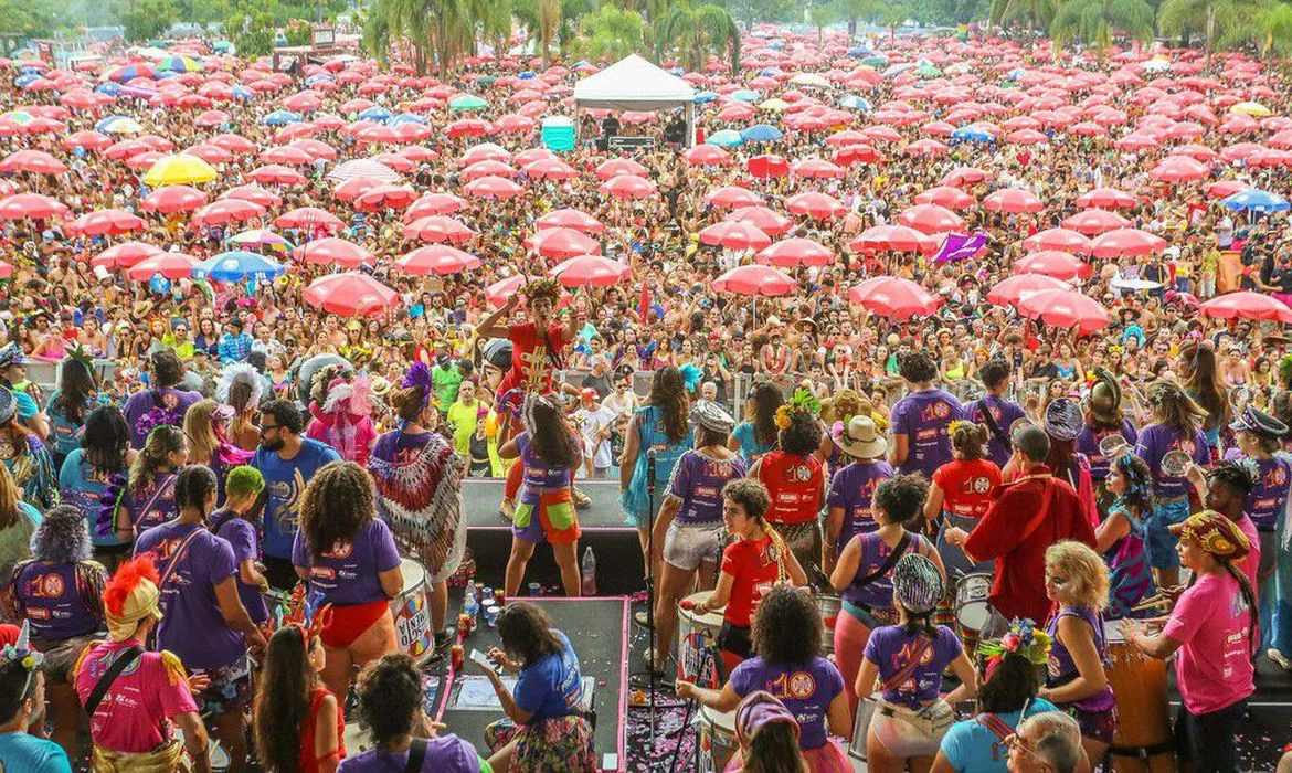 O Bloco da Alegria, primeiro bloco do pré-carnaval, faz a entrega das faixas da corte nesta sexta