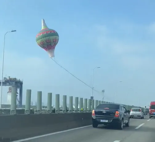 Balão de metros caiu na Ponte Rio-Niterói e quase causou acidentes