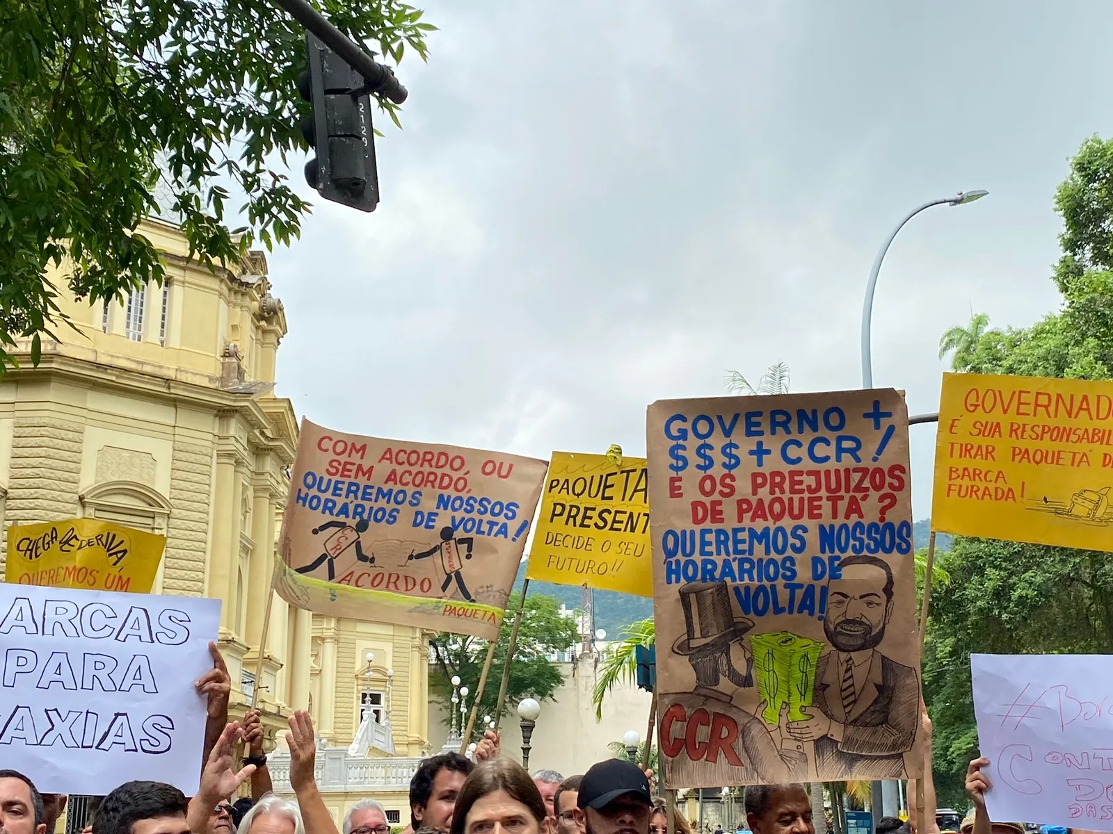 Manifestantes em ato em frente ao Palácio Guanabara, em Laranjeiras, pedem transparência do acordo entre governo e concessionária