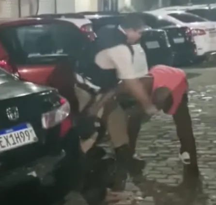 Guarda Municipal dá um soco no homem ao tentar se lavantar