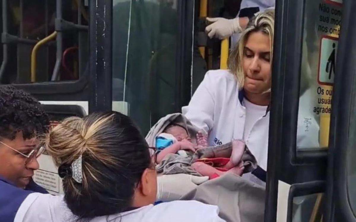A mãe e o bebê foram levados para o Hospital da Mulher Mariska Ribeiro