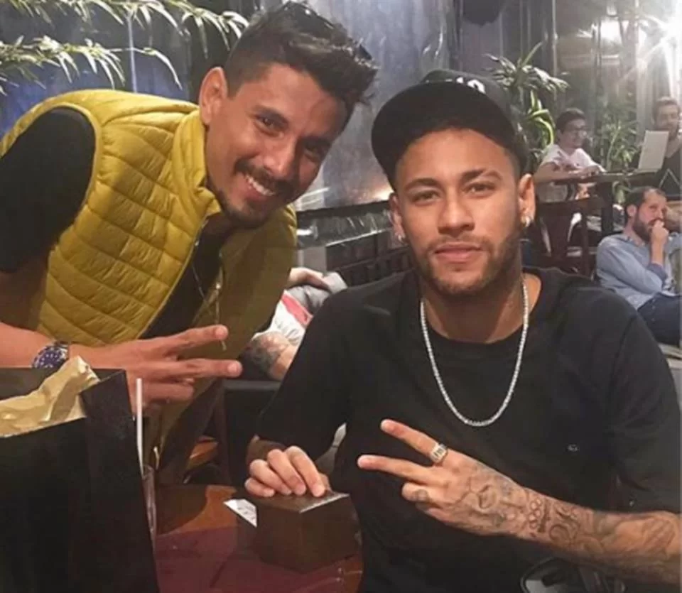 Neymar posando ao lado de Eduardo, um dos investigados