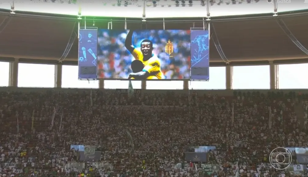 Pelé foi homenageado antes da partida