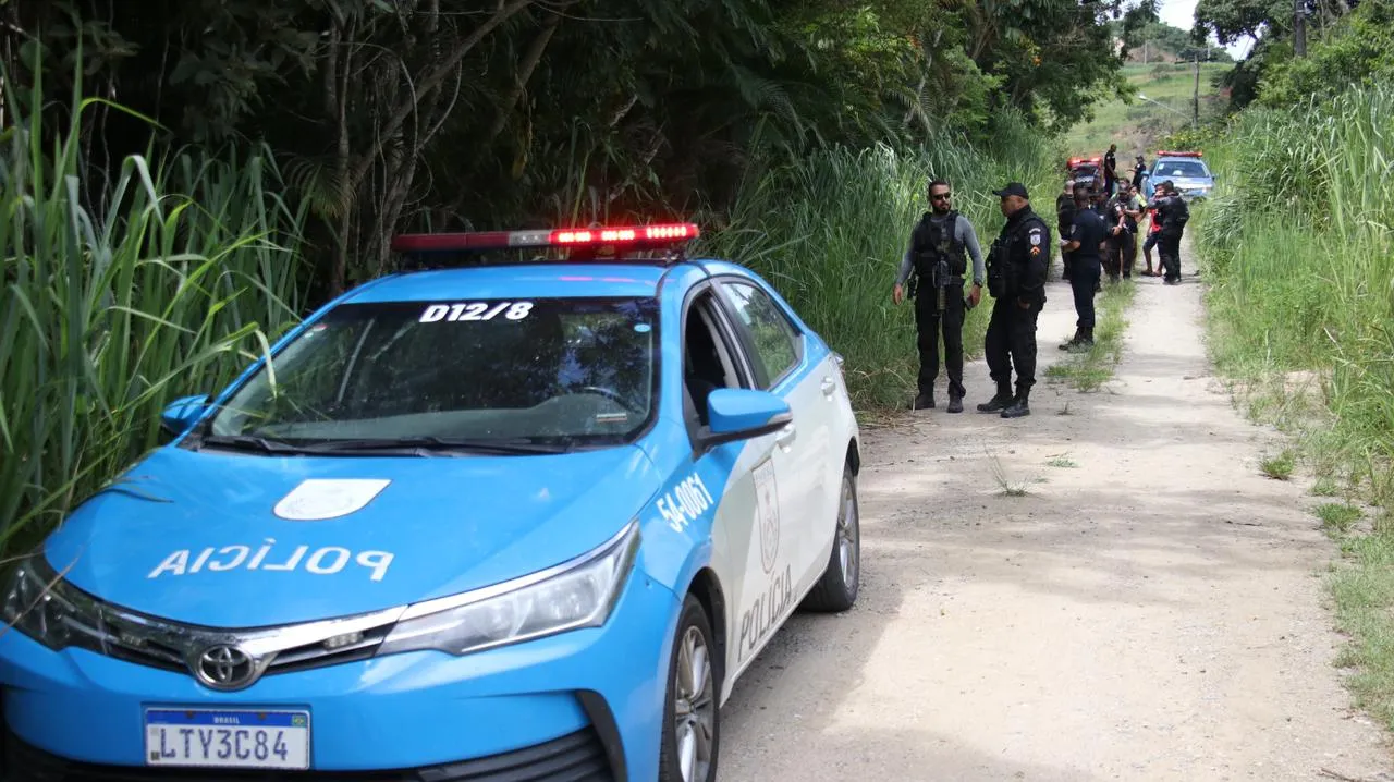Policiais preservam região onde corpo da menina foi encontrado