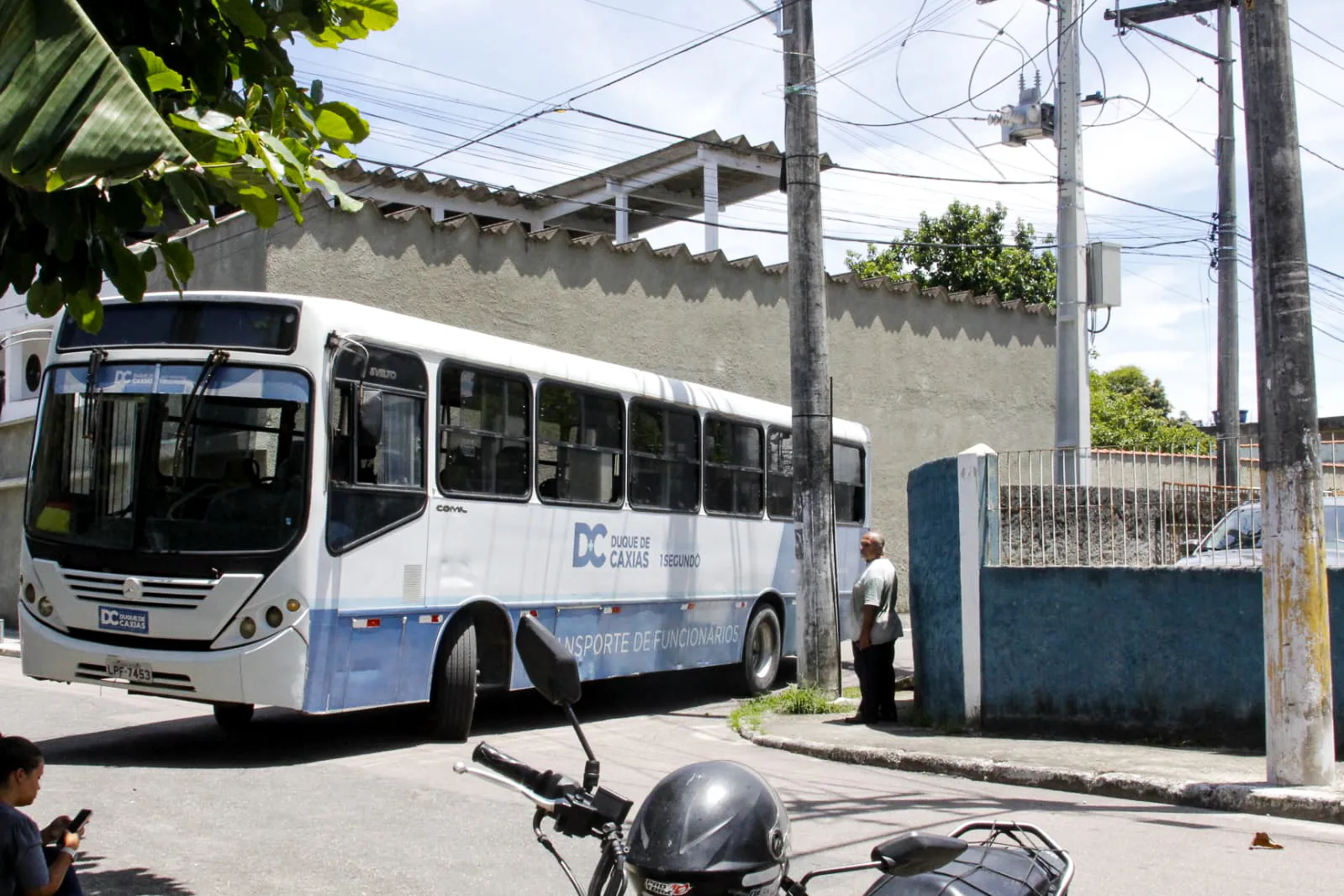 Familiares alugaram um ônibus para levar as pessoas ao enterro de Diogo