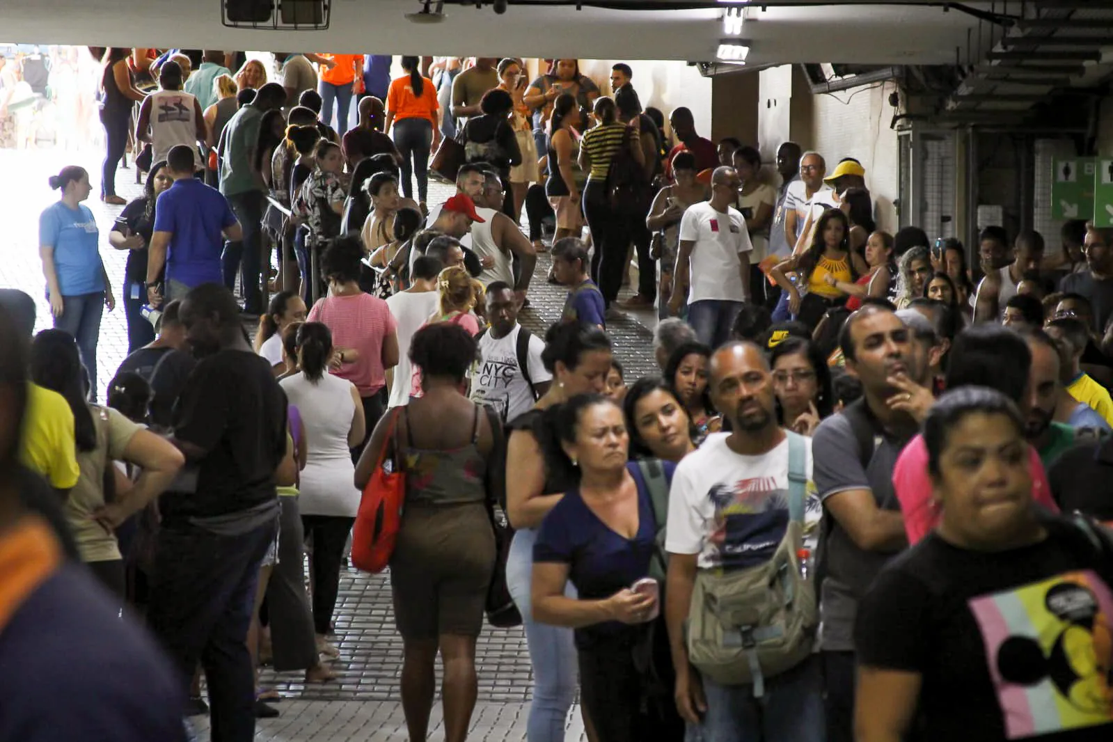 No posto de atendimento da Central do Brasil, no Centro do Rio, muita gente aguarda para conseguir o cadastro e pagar mais barato no modal