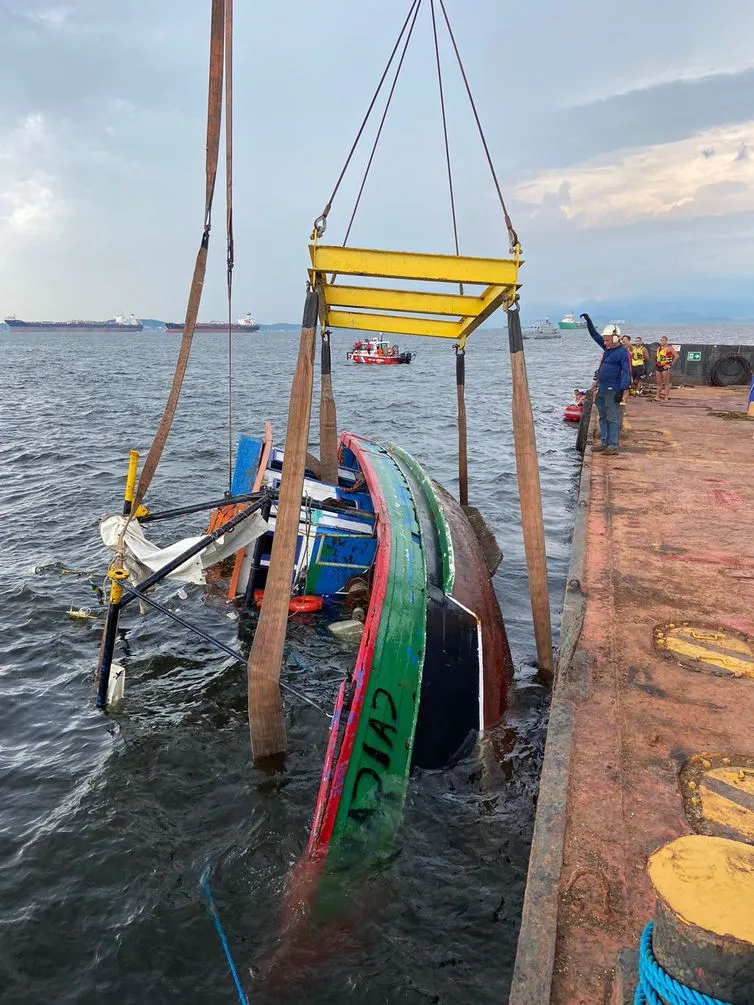 Bombeiros içam a embarcação Caiçara, que naufragou  domingo na Baía de Guanabara