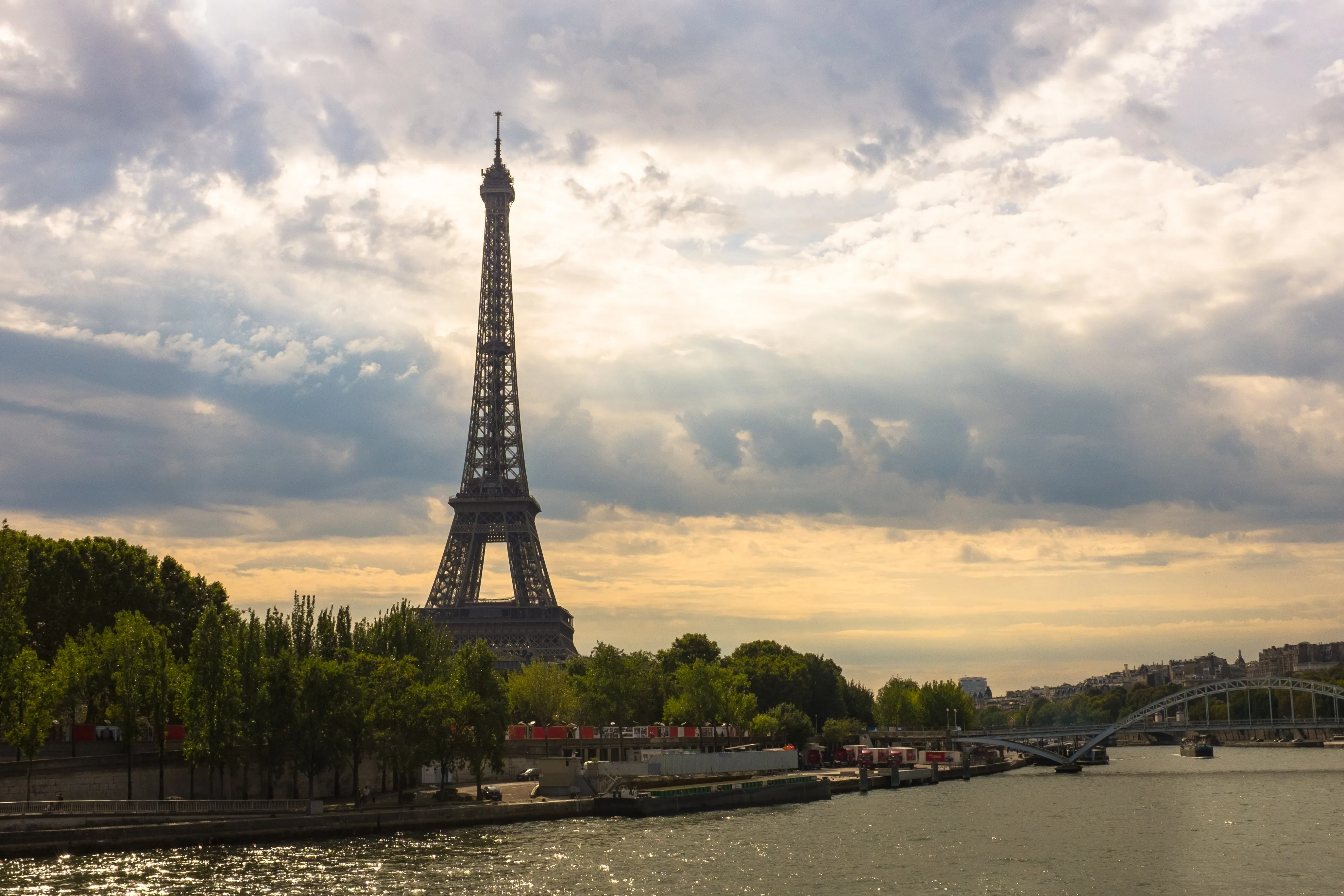 Segundo jornal francês, turistas são alvos de criminosos no ponto turístico