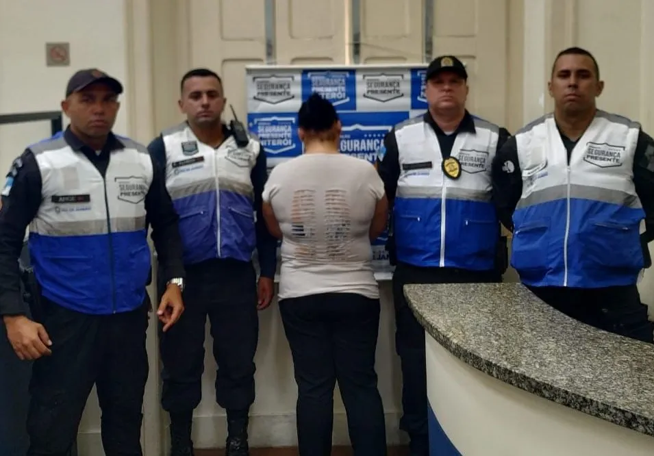 Mulher foi detida durante trabalho, em um mercado no bairro Maria Paula