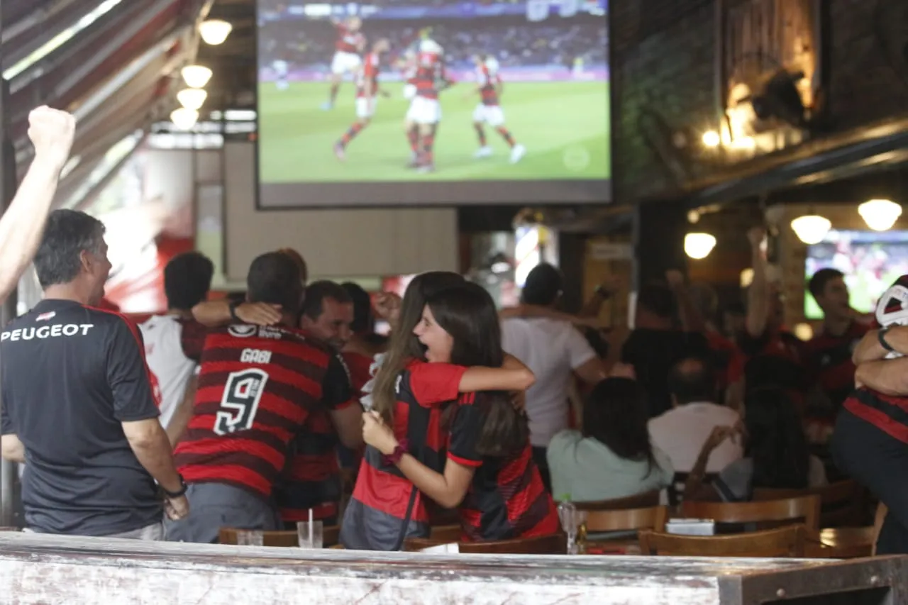 Torcedores reunidos em bar de Niterói se abraçam depois do gol de Pedro
