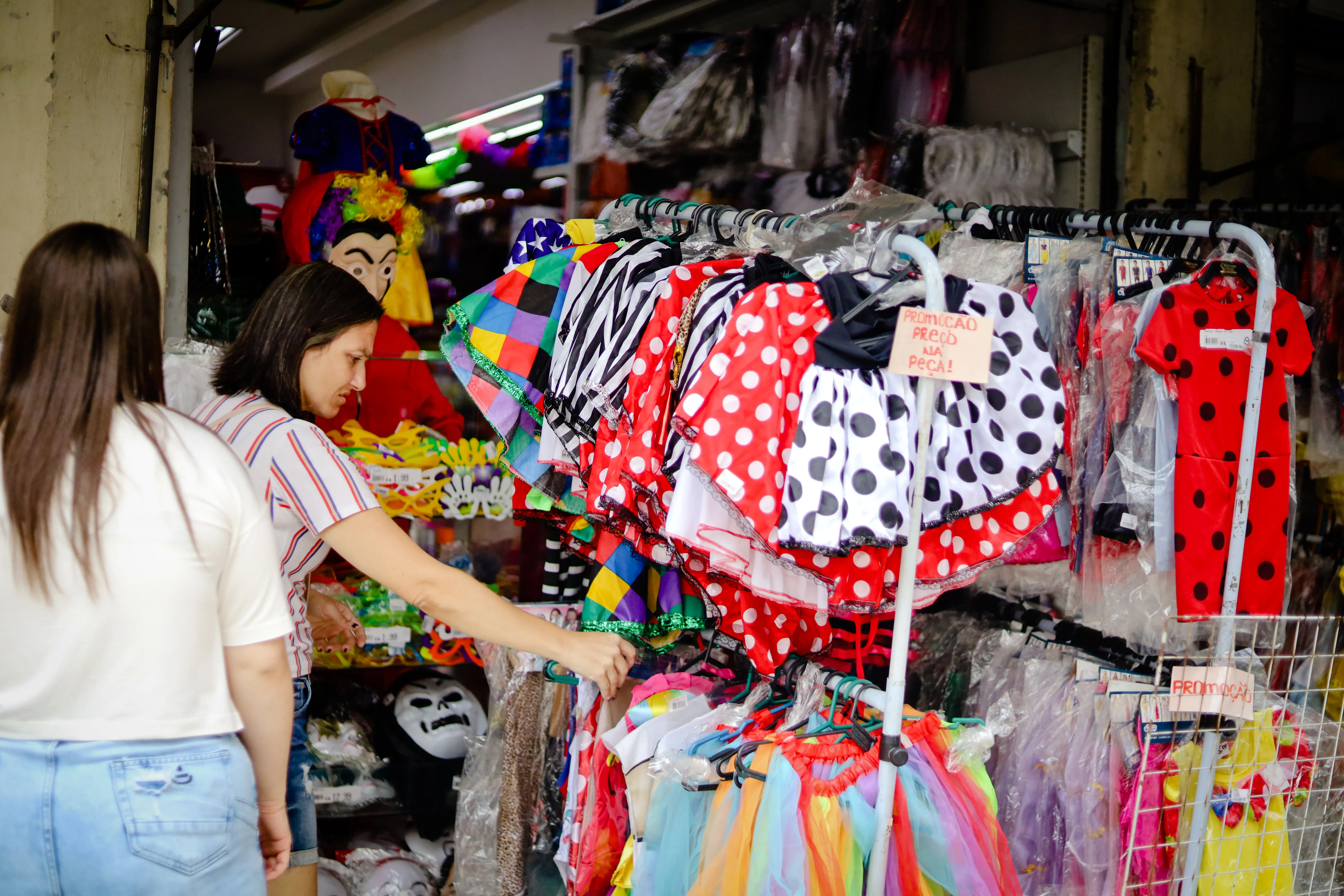 Foliões já procuram lojas para comprar itens do Carnaval