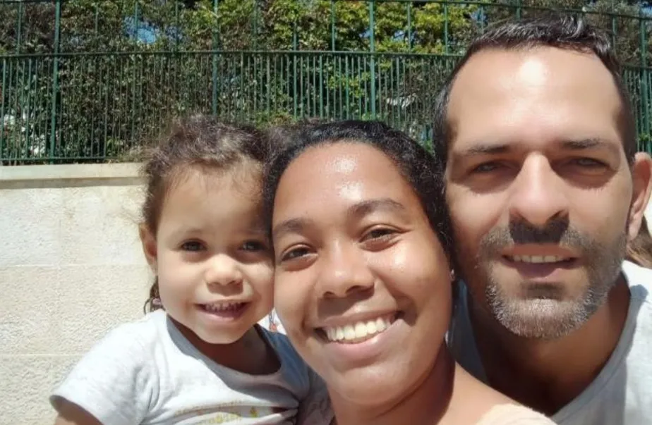 Maitê, de 4 anos, Allan Santiago e Rosilene Pereira: horas de espera e angústia