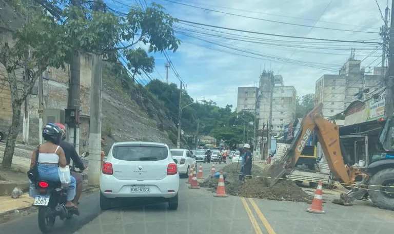 Obra interdita a Rua Noronha Torrezão, no bairro Cubango