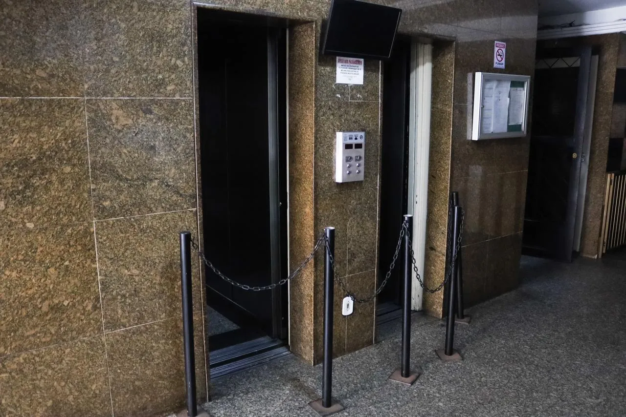 Nem os elevadores funcionam