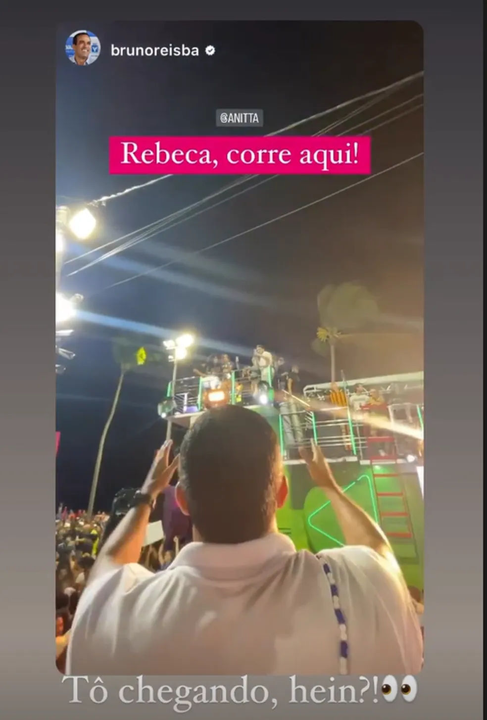 Imagem ilustrativa da imagem Anitta chama prefeito de Salvador de 'delícia' em cima de trio