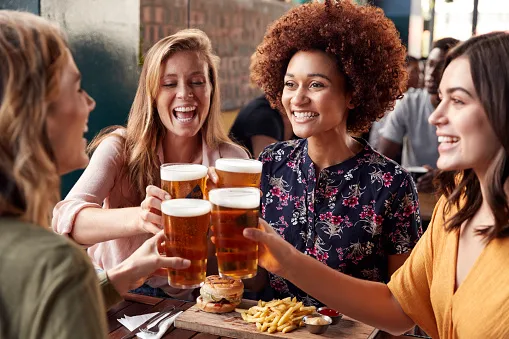 Consumo abusivo de cerveja aumentou entre as mulheres nos últimos 10 anos