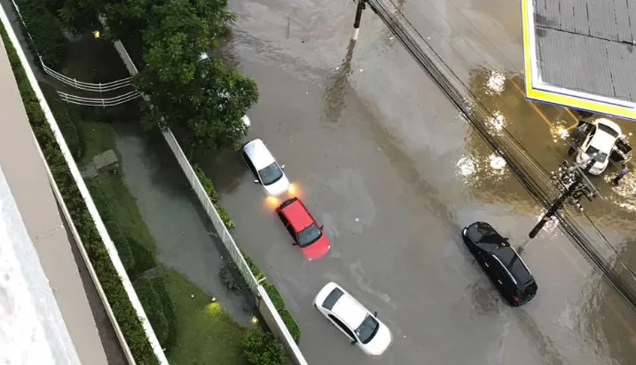 Ruas do litoral de São Paulo ficaram alagadas