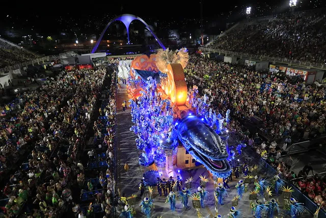 Imagem ilustrativa da imagem Emoção e luxo marcam o primeiro dia de desfiles na Sapucaí