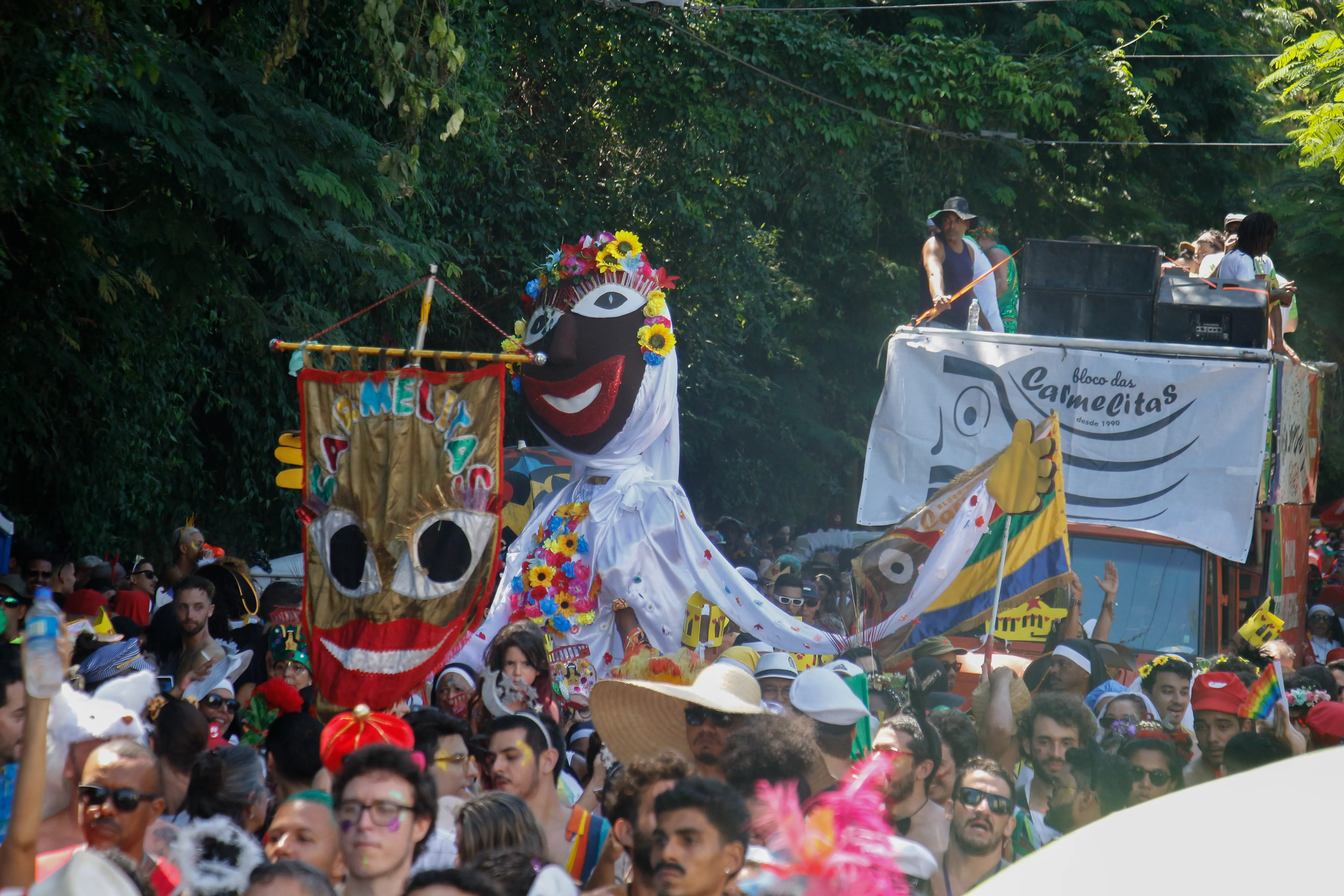 Escola, tradicionalmente, desfila duas vezes no Carnaval