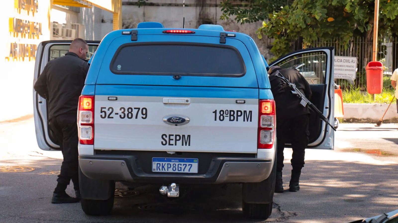 Pela manhã, a família chegou acompanhada de policiais do 18° BPM no Instituto Médico Legal (IML) no Centro do Rio