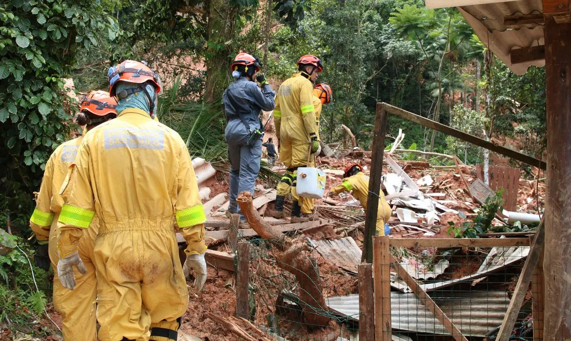 Foram encontradas 59 pessoas mortas pelo deslizamento de terra