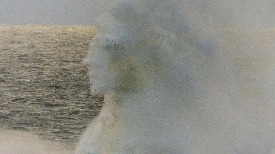 A captura do momento aconteceu durante uma ressaca do mar, no Reino Unido