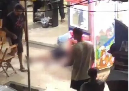 Homens foram atingidos enquanto estavam dentro de uma padaria assistindo ao jogo do Flamengo