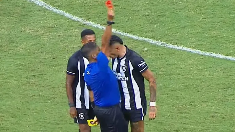 Tiquinho Soares foi expulso e deu uma cabeçada no árbitro