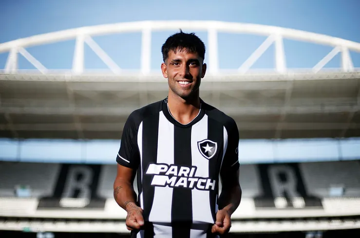 Di Plácido vestindo a camisa do Botafogo