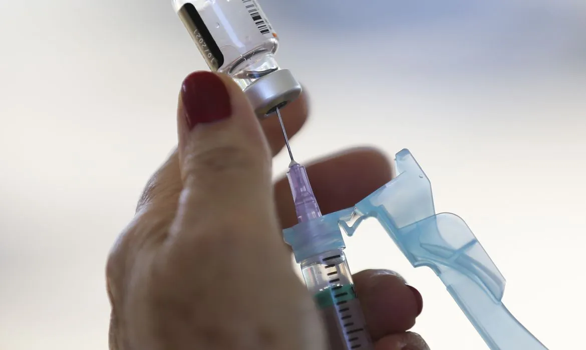 Vacina da HPV protege pessoas contra infecções sexualmente transmissíveis e evita a desenvolver câncer
