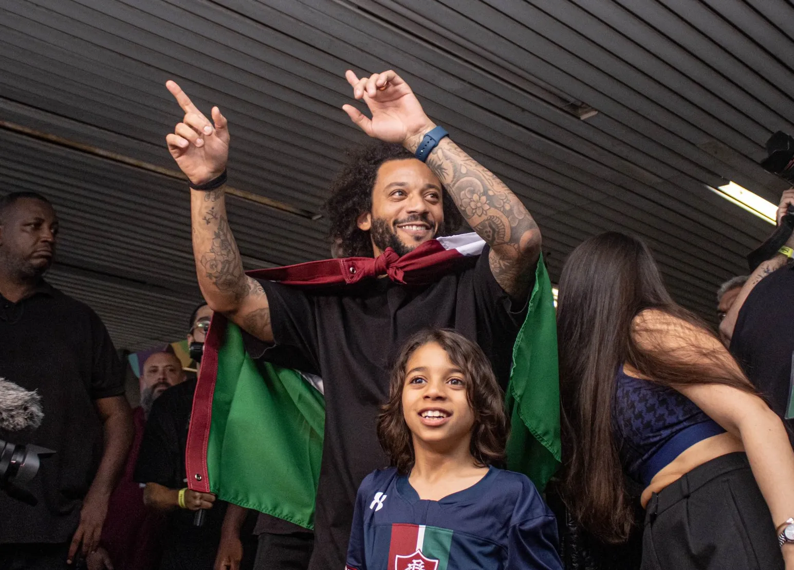 Marcelo foi recebido por cerca de 600 torcedores do Fluminense