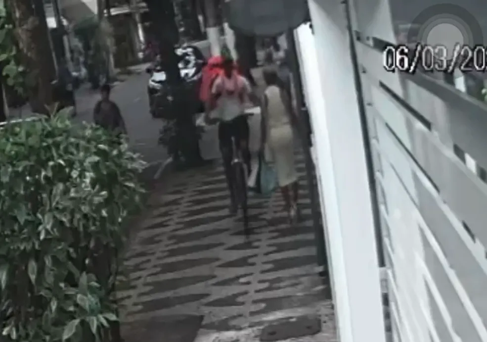 Homem numa bicicleta e baú térmico rouba colar de mulher em Niterói